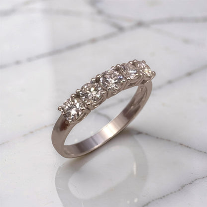 Veretta in oro bianco 18kt con 5 diamanti naturali, 0,82 ct colore G purezza VS1. Certificato Meteore Gioielli, eleganza senza tempo.