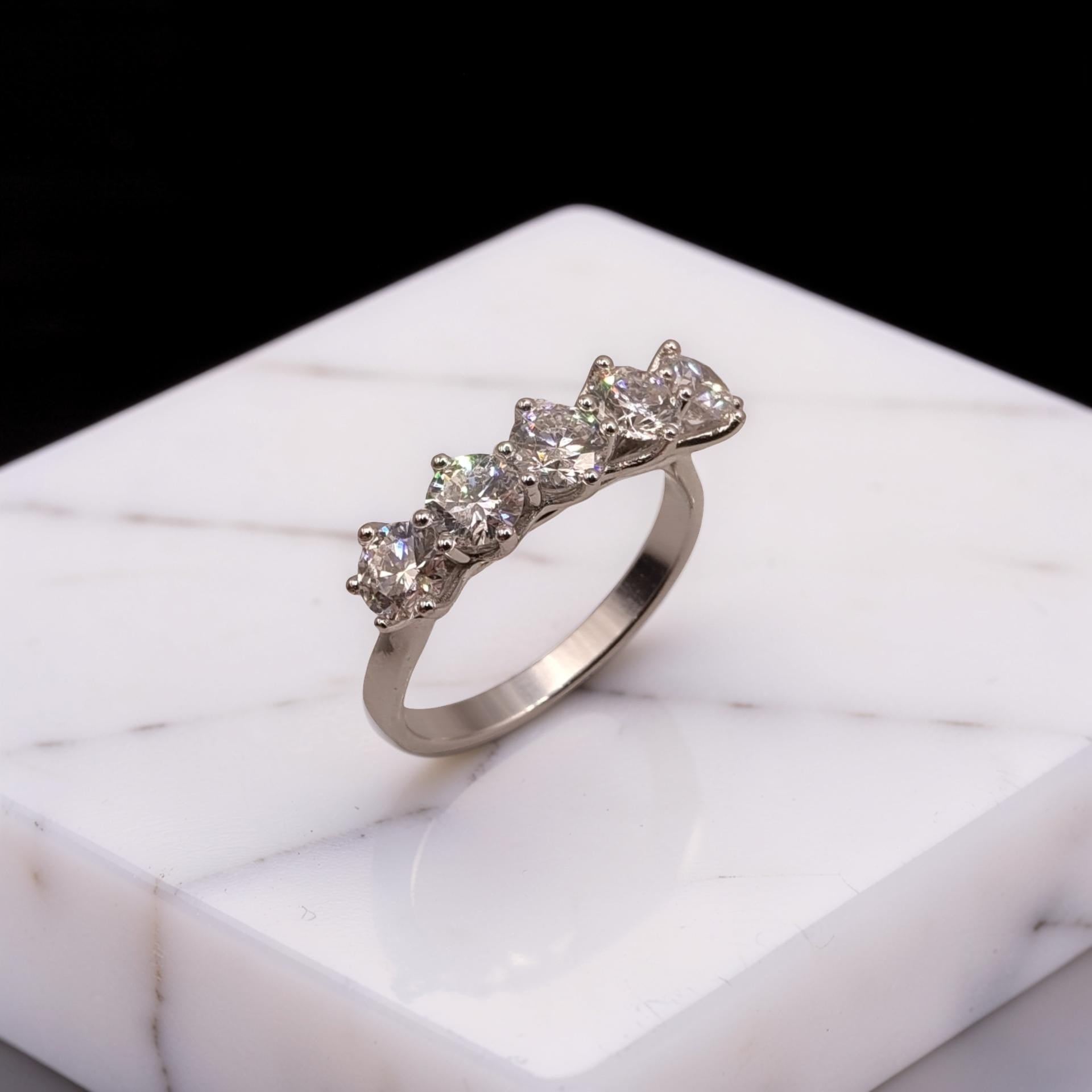 Veretta in oro bianco 18kt con 5 diamanti di laboratorio certificati IGI (1,50 ct, D/VVS1, Triple Excellent). Confezione regalo inclusa.