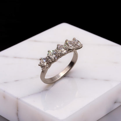 Veretta in oro bianco 18kt con 5 diamanti di laboratorio certificati IGI (1,50 ct, D/VVS1, Triple Excellent). Confezione regalo inclusa.