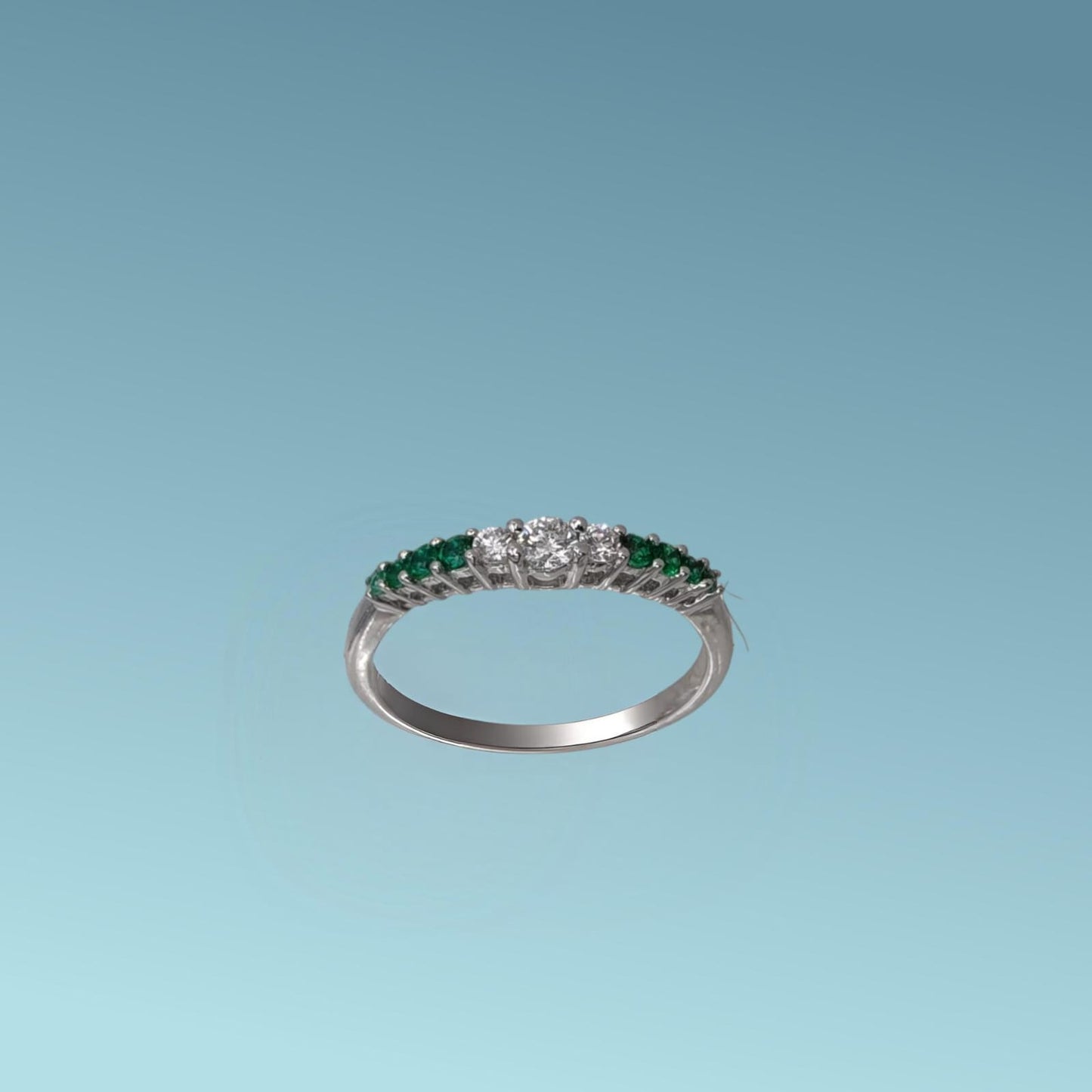 anello veretta in oro bianco 18kt di meteore gioielli con al centro tre diamanti  ct 0.17 g/vs con dimensioni a scalare e 6 smeraldi  ct 0.14 ai due lati