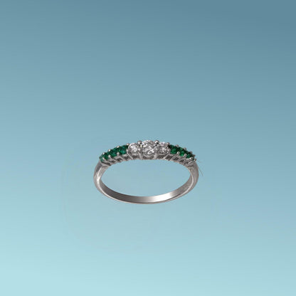 Anello veretta in oro bianco 18kt di Meteore Gioielli con al centro tre diamanti  ct 0.17 G/VS con dimensioni a scalare e 6 smeraldi  ct 0.14 ai due lati
