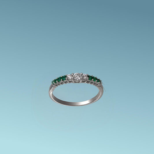 Anello veretta in oro bianco 18kt di Meteore Gioielli con al centro tre diamanti  ct 0.17 G/VS con dimensioni a scalare e 6 smeraldi  ct 0.14 ai due lati