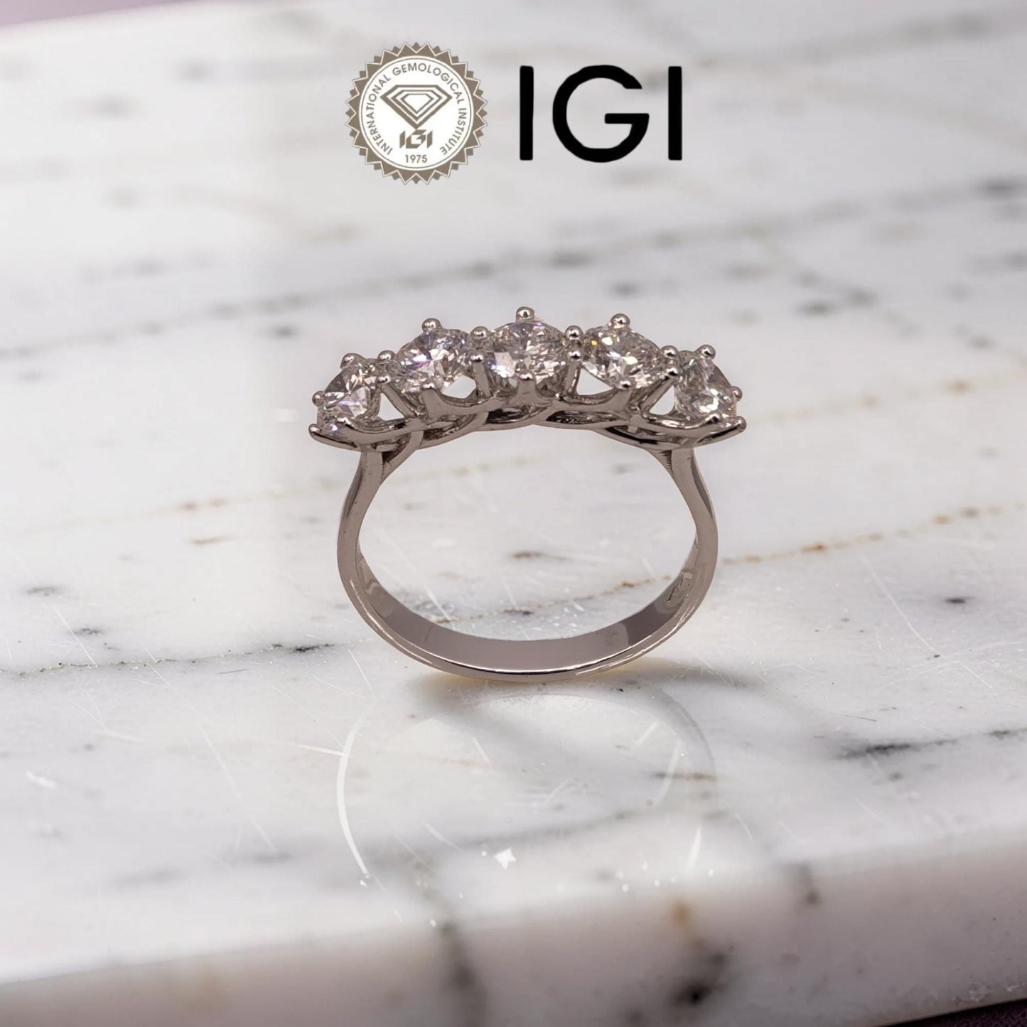 cosa sono i diamanti coltivati in laboratorio? scoprilo con questa veretta in oro bianco 18kt, 5 diamanti 1,50 ct d/vvs1, certificati igi singolarmente.