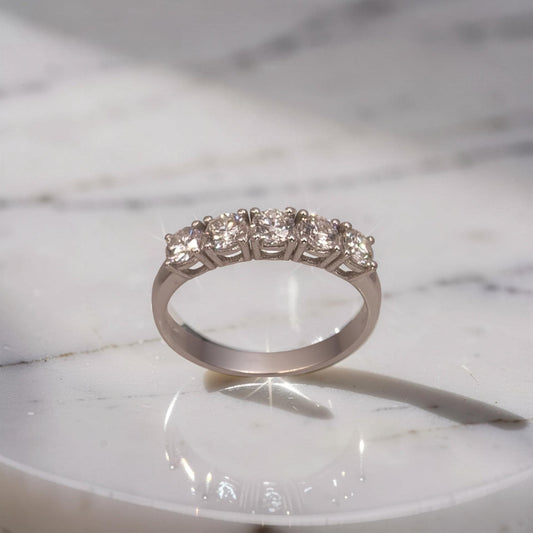 Veretta oro bianco 18kt, 0,82 ct colore G purezza VS1. Diamanti naturali selezionati e certificati Meteore Gioielli. 