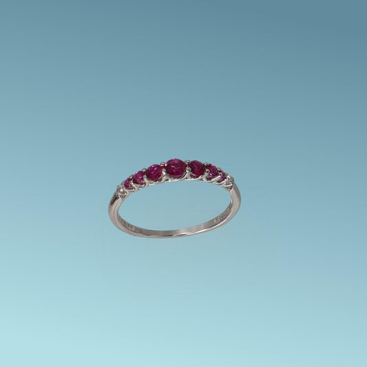 Anello veretta in oro bianco 18kt di Meteore Gioielli con 7 rubini naturali di ct 0.39 e due diamanti naturali di 0.03 ct taglio brillante posti alle estremità.