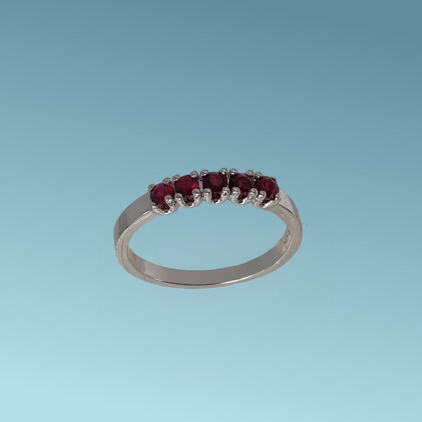 anello veretta in oro bianco 18kt di meteore gioielli con rubini naturali ct 0.40 taglio brillante. 