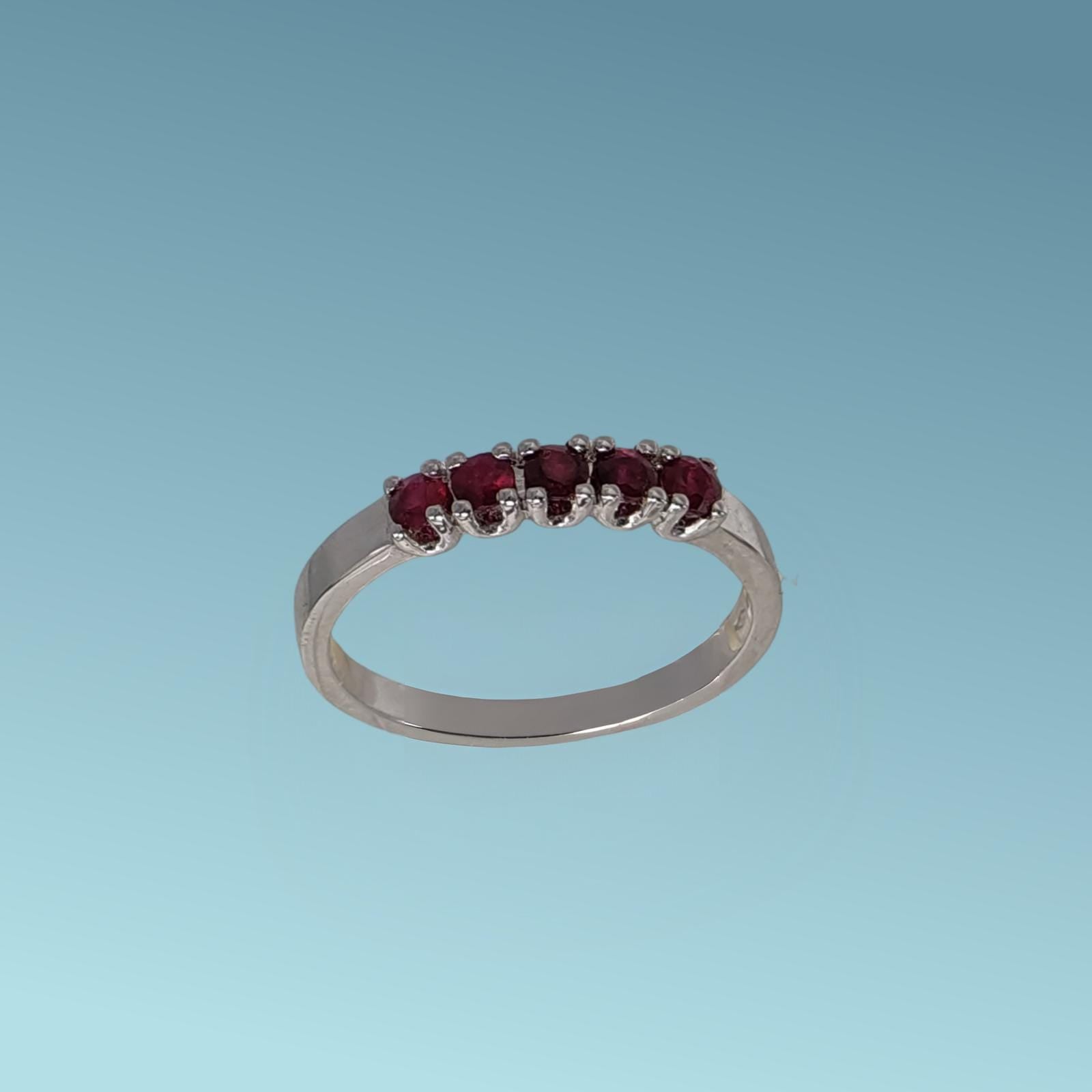 Anello veretta in oro bianco 18kt di Meteore Gioielli con rubini naturali ct 0.40 taglio brillante. 