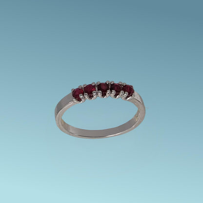 Anello veretta in oro bianco 18kt di Meteore Gioielli con rubini naturali ct 0.40 taglio brillante. 