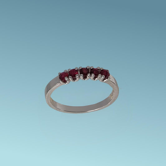 Anello veretta in oro bianco 18kt di Meteore Gioielli con rubini naturali ct 0.40 taglio brillante. 