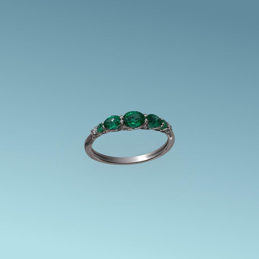 Anello in oro bianco 18kt di Meteore Gioielli con tre Smeraldi taglio ovale al centro seguiti da due smeraldi taglio brillante e due diamanti alle estremità