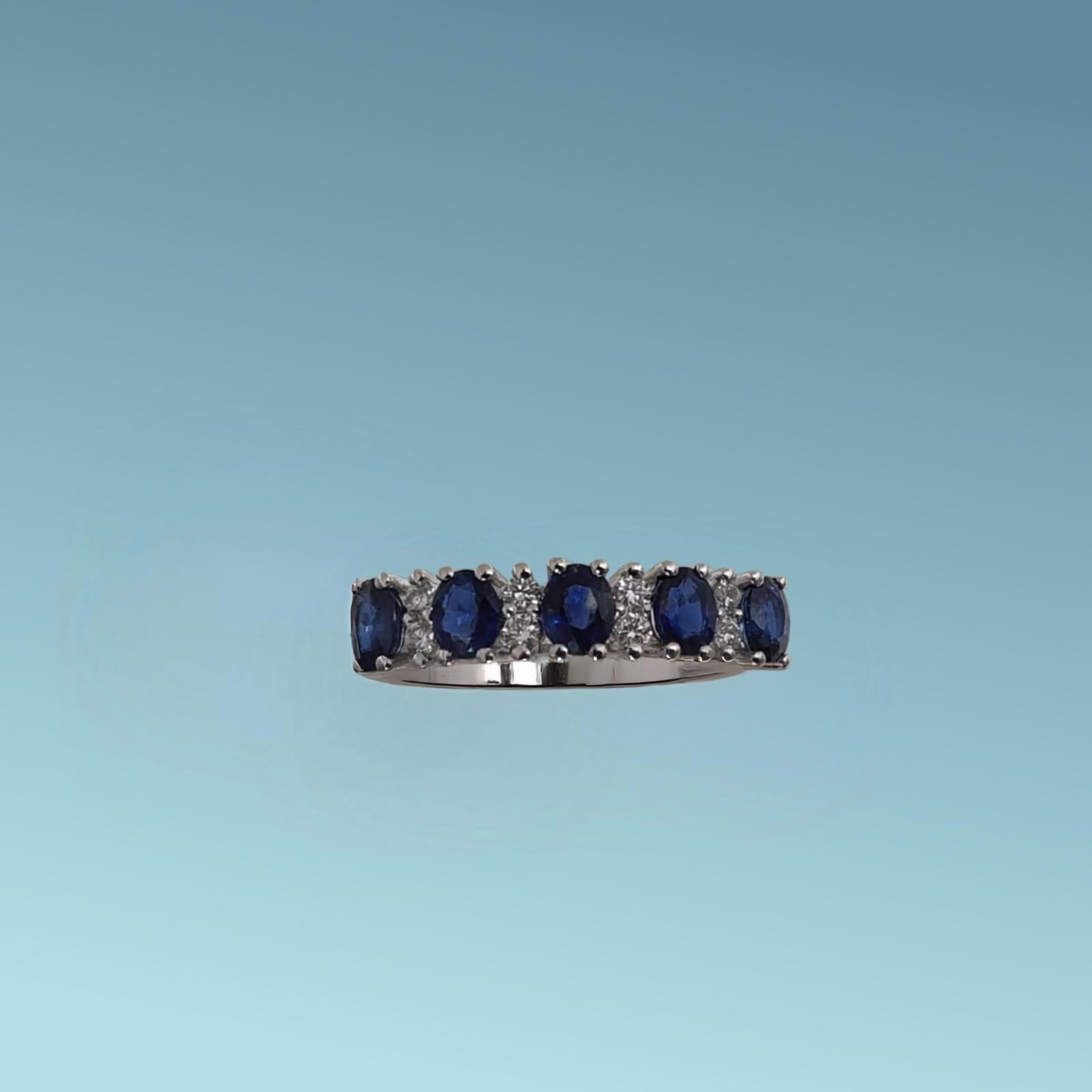  Veretta di Zaffiri di Mirco Visconti con cinque incantevoli zaffiri di taglio ovale per un totale di 1.14 carati, ognuno intervallati da due diamanti naturali taglio brillante per un totale di 0.13 carati. 